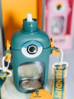 تصویر قمقمه جعبهدار مانستر با بدنه تریتان و BPA Free، دارای نی و بند رنگ سبر