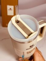 نمای نزدیک از ماگ استنلی Quencher سفید در ابعاد مختلف