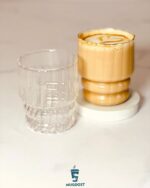 ماگ شفاف پیرکس روی میز چوبی