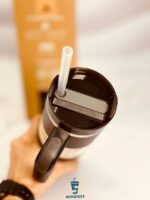 نمای نزدیک از درب آساننوش ماگ استنلی