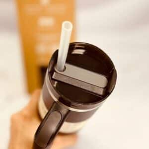 نمای نزدیک از درب آسان‌نوش ماگ استنلی