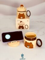 گوشی موبایل قرار گرفته در هولدر روی درب ماگ