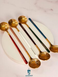 یک قاشق چای‌خوری استارباکس در کنار یک ماگ