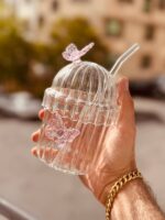 نمای نزدیک از طرح پروانه روی ماگ