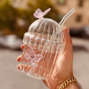نمای نزدیک از طرح پروانه روی ماگ