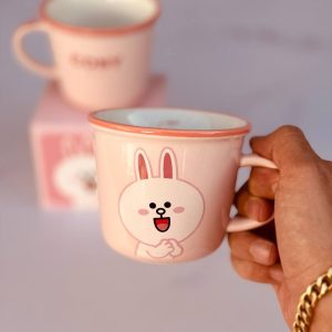 ماگ میل دار خرگوش نمای در دست