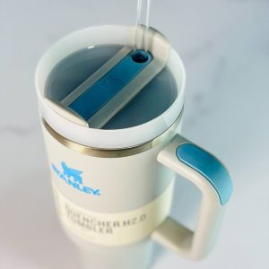 ماگ استنلی Quencher آبی کم رنگ ۱.۱۸L نی دار