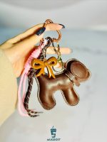 چارم بگ سگ و پاپیون رنگ قهوه ای تیره