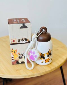 نمای کلی تراول ماگ دیلر گربه و پنجه با بند کنفی و آویز سیلیکونی