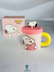 نمای کلی ماگ اسنوپی با در سیلیکونی صورتی