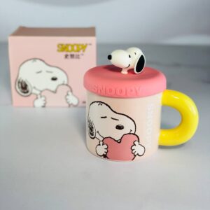 نمای کلی ماگ اسنوپی با در سیلیکونی صورتی