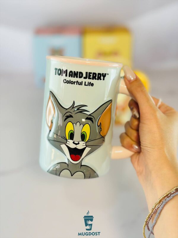 گرفتن دسته ارگونومیک ماگ برجسته تام و جری در دست