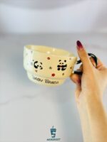 دست گرفتن ماگ لته خوری پاندا از دسته ضخیم و ارگونومیک بدنه