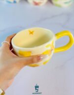 جزئیات و کیفیت چاپ رنگی کوره ای طرح پروانه‌ها روی بدنه ماگ باترفلای
