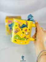قرارگیری ماگ دیزنی استیچ هاوایی درون دست به واسطه طراحی ارگونومیک و خوش دست لیوان