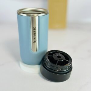 باز کردن درب آسان نوش مدل جدید تراول ماگ نسپرسو آبی اقیانوسی Nespresso nomad