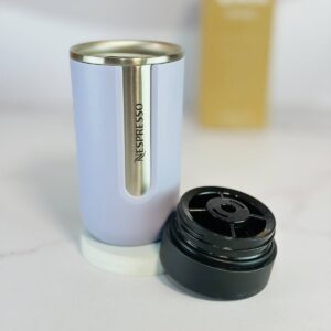 باز کردن درب آسان نوش مدل جدید تراول ماگ نسپرسو یاسی لوندر Nespresso nomad