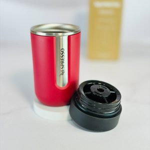 باز کردن درب آسان نوش مدل جدید تراول ماگ نسپرسو زرشکی Nespresso nomad