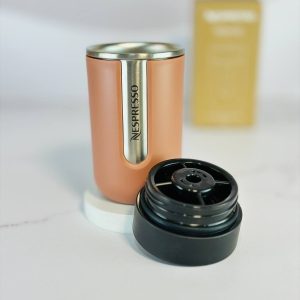 باز کردن درب آسان نوش مدل جدید تراول ماگ نسپرسو سفالی Nespresso nomad