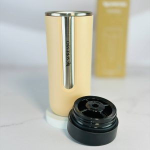 باز کردن درب آسان نوش مدل جدید تراول ماگ نسپرسو کرم Nespresso nomad