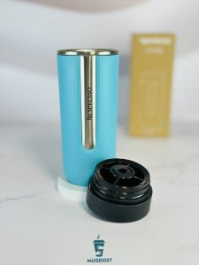 باز کردن درب آسان نوش مدل جدید تراول ماگ نسپرسو آبی فیروزه‌ای Nespresso nomad