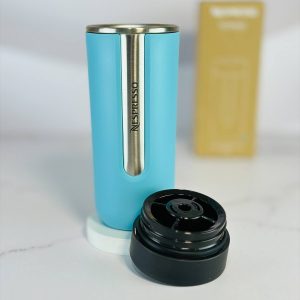 باز کردن درب آسان نوش مدل جدید تراول ماگ نسپرسو آبی فیروزه‌ای Nespresso nomad