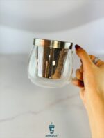 نمای نزدیک دسته شیشه‌ای ارگونومیک و متوازن ماگ دمنوش استیل گرد شیک